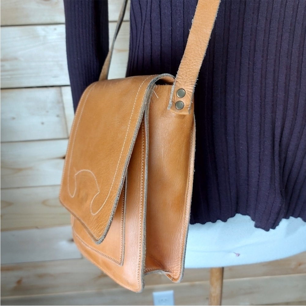 Vintage Tan Leather Crossbody Bag with Flap Closure - Picture 3 of 13
